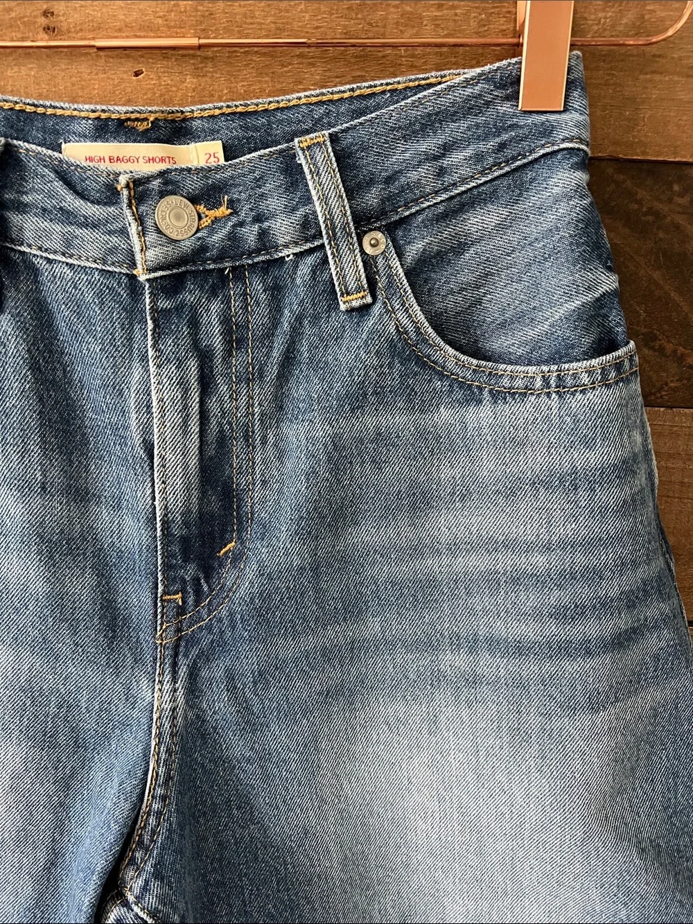 Levi's Women's High Rise Baggy Jean Denim Shorts in Medium Wash Size 25